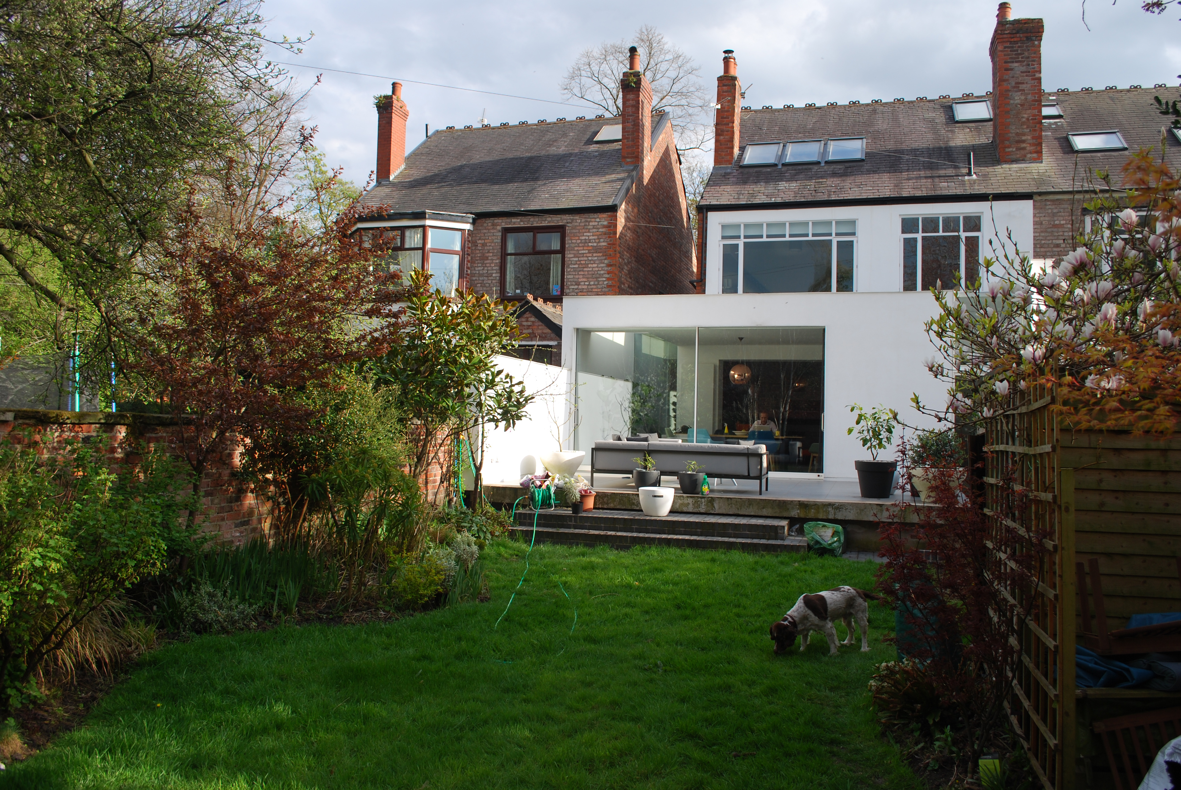 Wide view of the rear extension and white volume from the garden