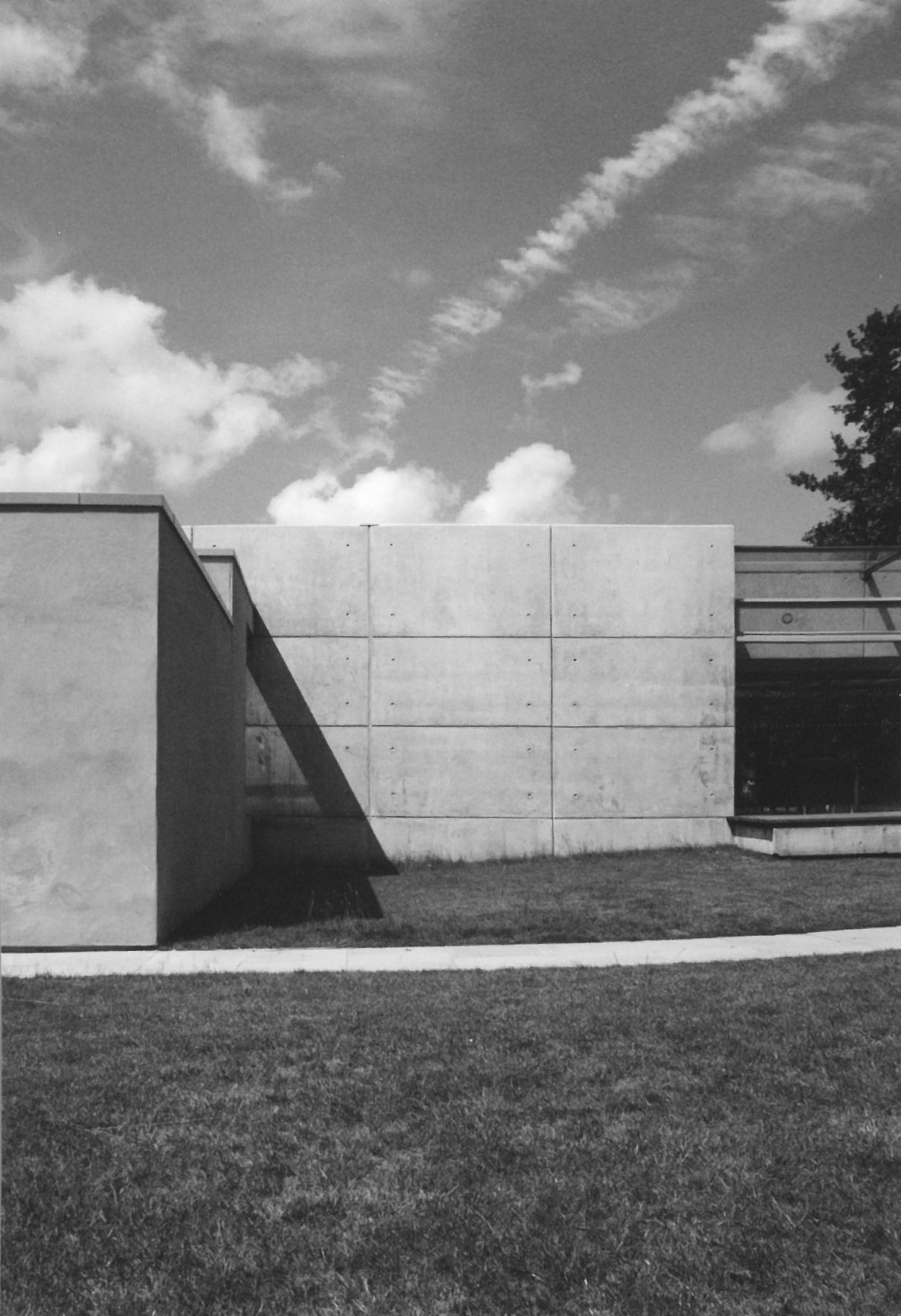 Concrete walls and angular gap